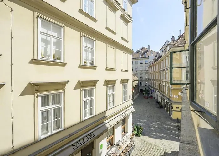 Charming In Center Вена